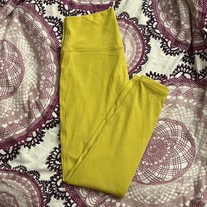 I’m selling yellow Lululemon leggings size 12 never worn but does not have tags